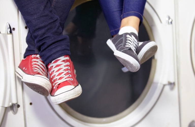 girl&guy doing laundry