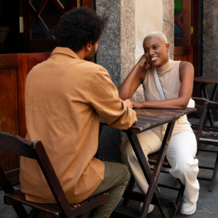 First date? 5 things to avoid if you don't want to be a bad listener - Christian Connection blog