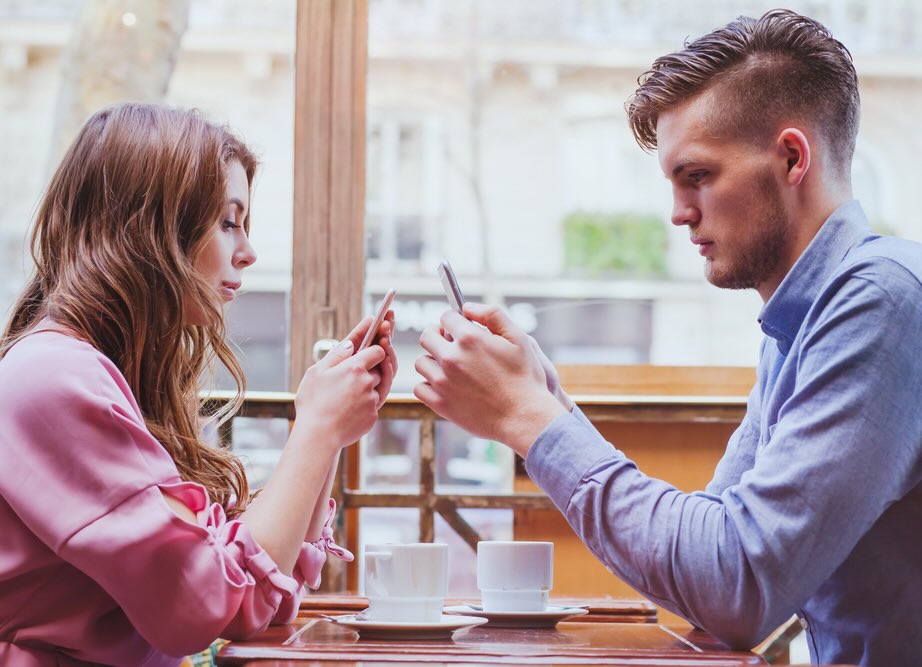 First date? 5 things to avoid if you don't want to be a bad listener - Christian Connection blog